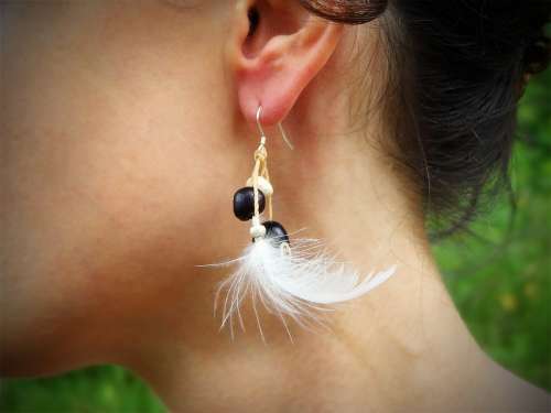 Boucles d’oreilles “Plume blanche”